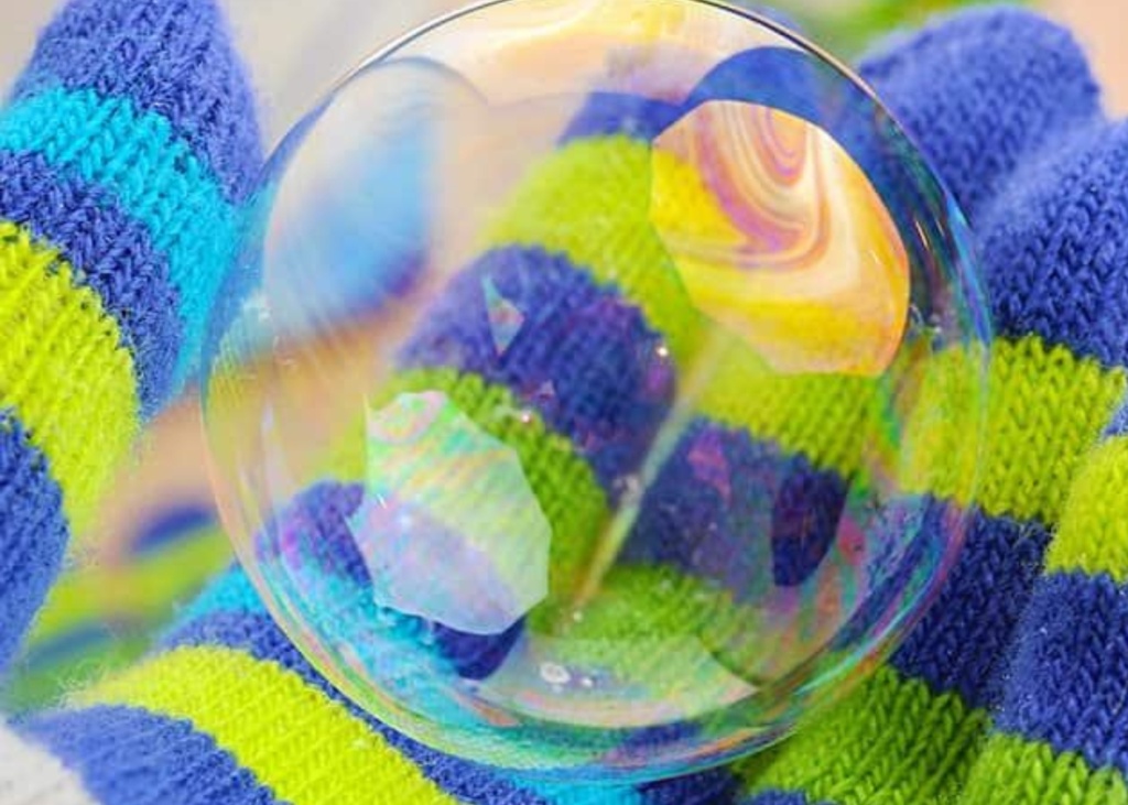 Magical bubbles: a little science activity to do with your little ones at home