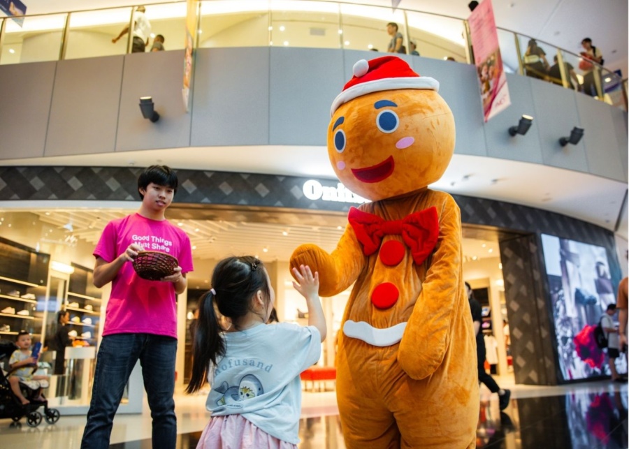Meet the candy crew santa at vivo city
