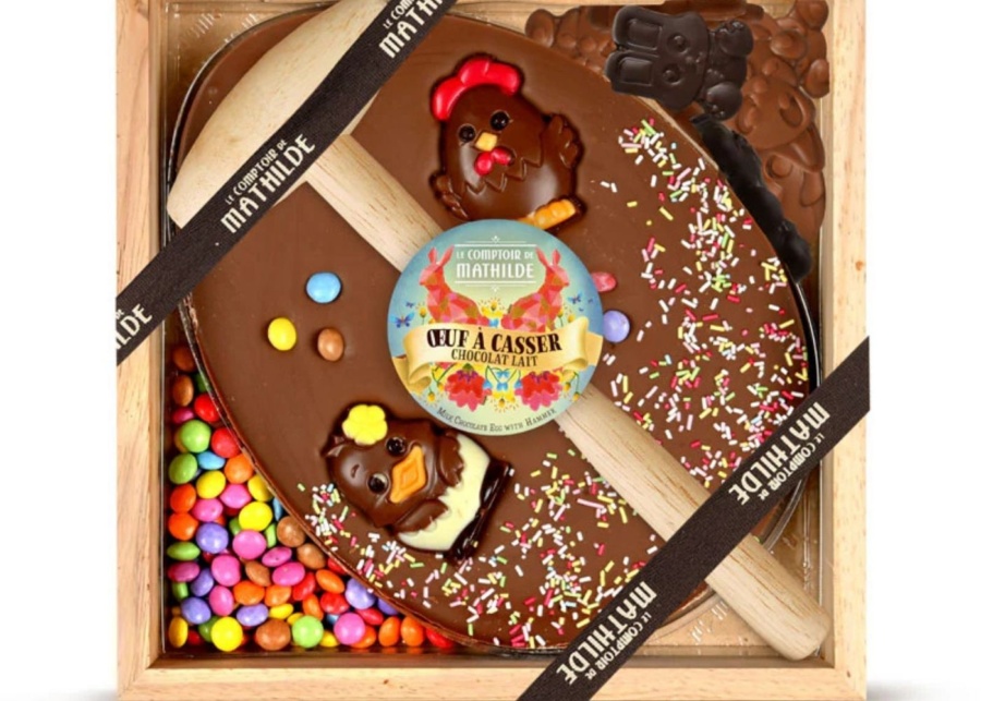 Culina chocolate egg with hammer