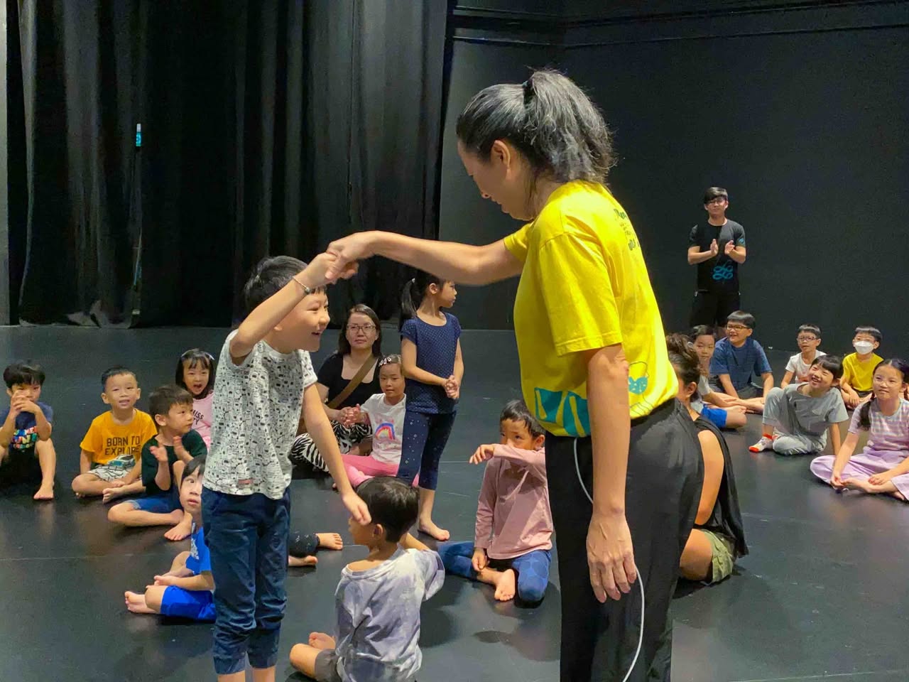 Play With: The More We Make Together《玩：小手大手来创作》