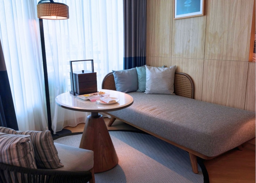 Mövenpick Resort and Spa Bintan Lagoon day bed in the room